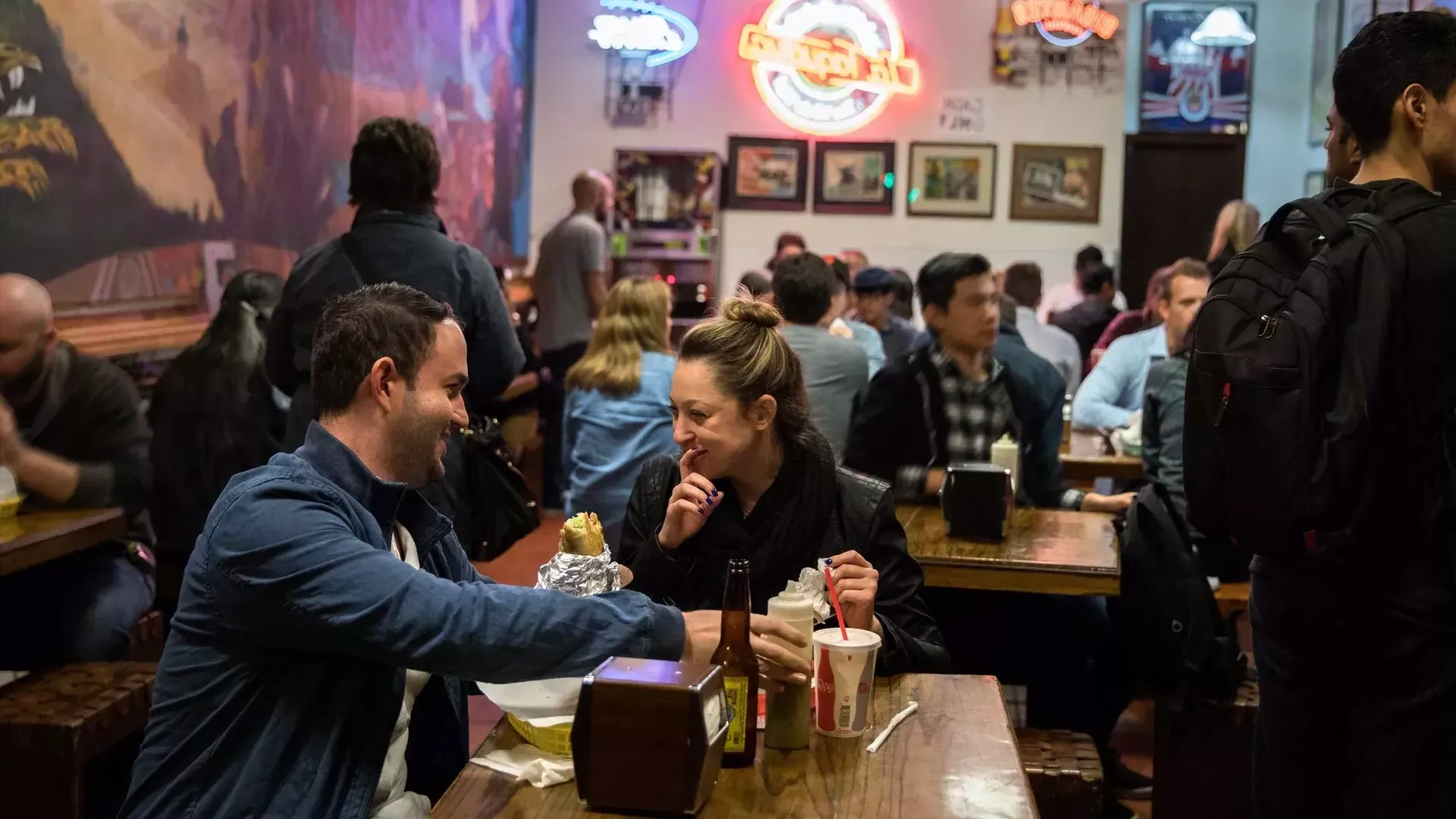 Los visitantes disfrutan de auténtica comida mexicana en el barrio Mission de San Francisco.