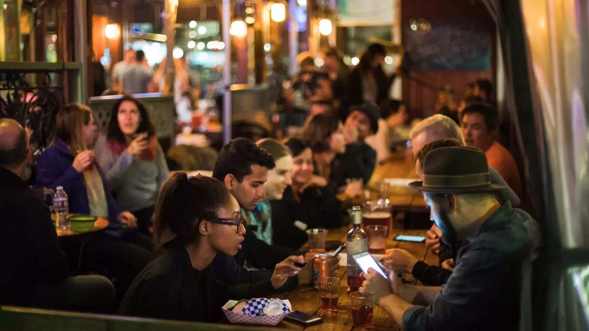 Menschen essen in einem überfüllten Essbereich in SoMa. San Francisco, Kalifornien.