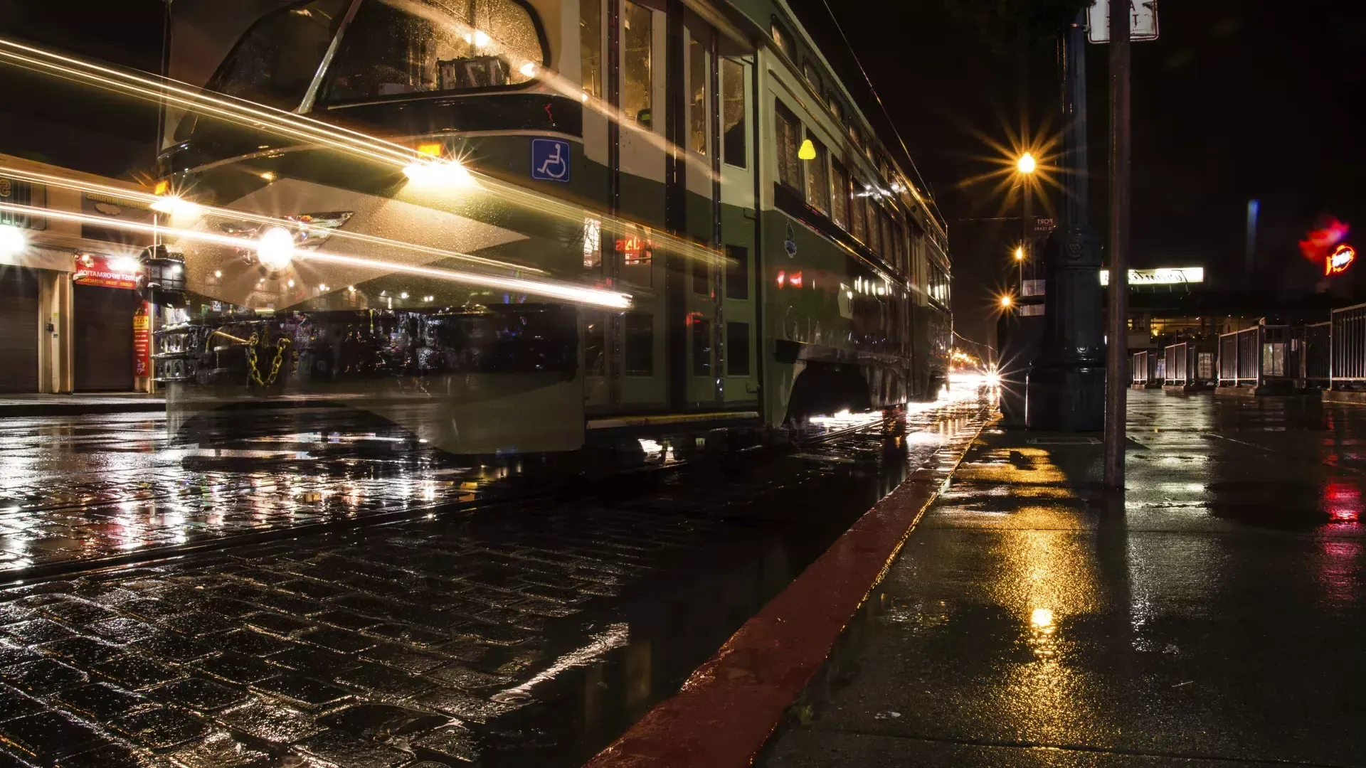 雨下的夜间电车