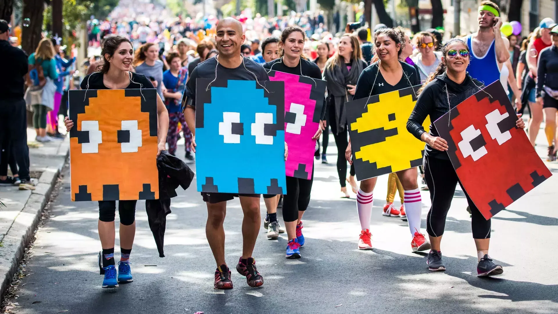 Corredores vestidos com fantasias de Pac Man para Bay to Breakers Race SF