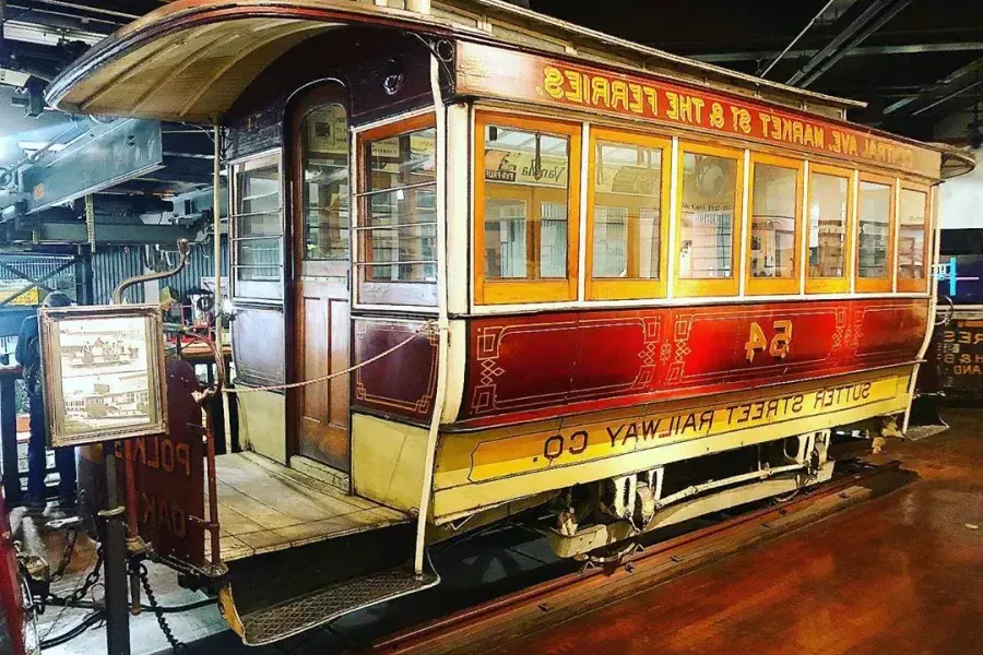 A vintage cable car on display at the 贝博体彩app缆车博物馆.