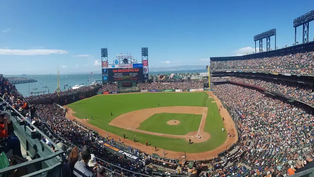 从看台上俯瞰贝博体彩app甲骨文公园(Oracle Park), 与棒球钻石在前景和贝博体彩app湾在背景.