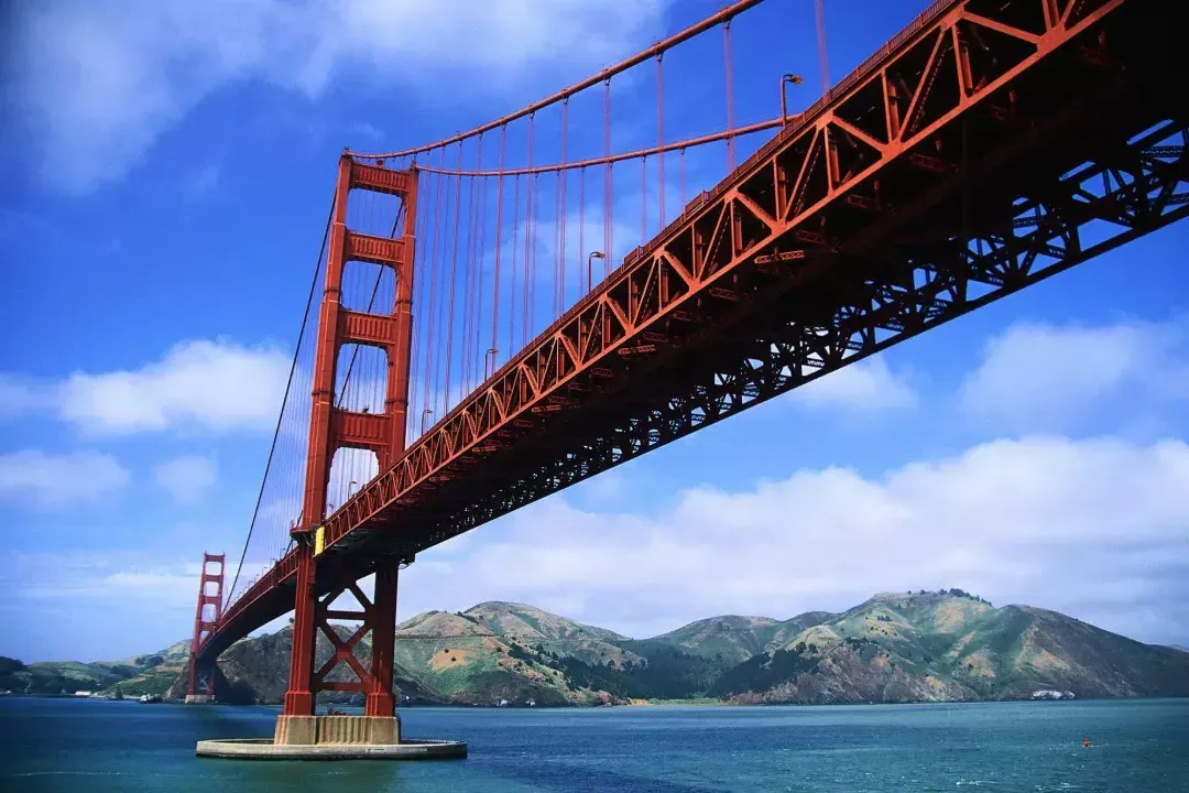 The iconic 金门大桥 is seen from below. San Francisco, California.